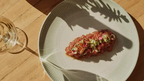 La Zambra convierte el verano en una sucesión de planes con gastronomía, música y cine al aire libre GAstronomia