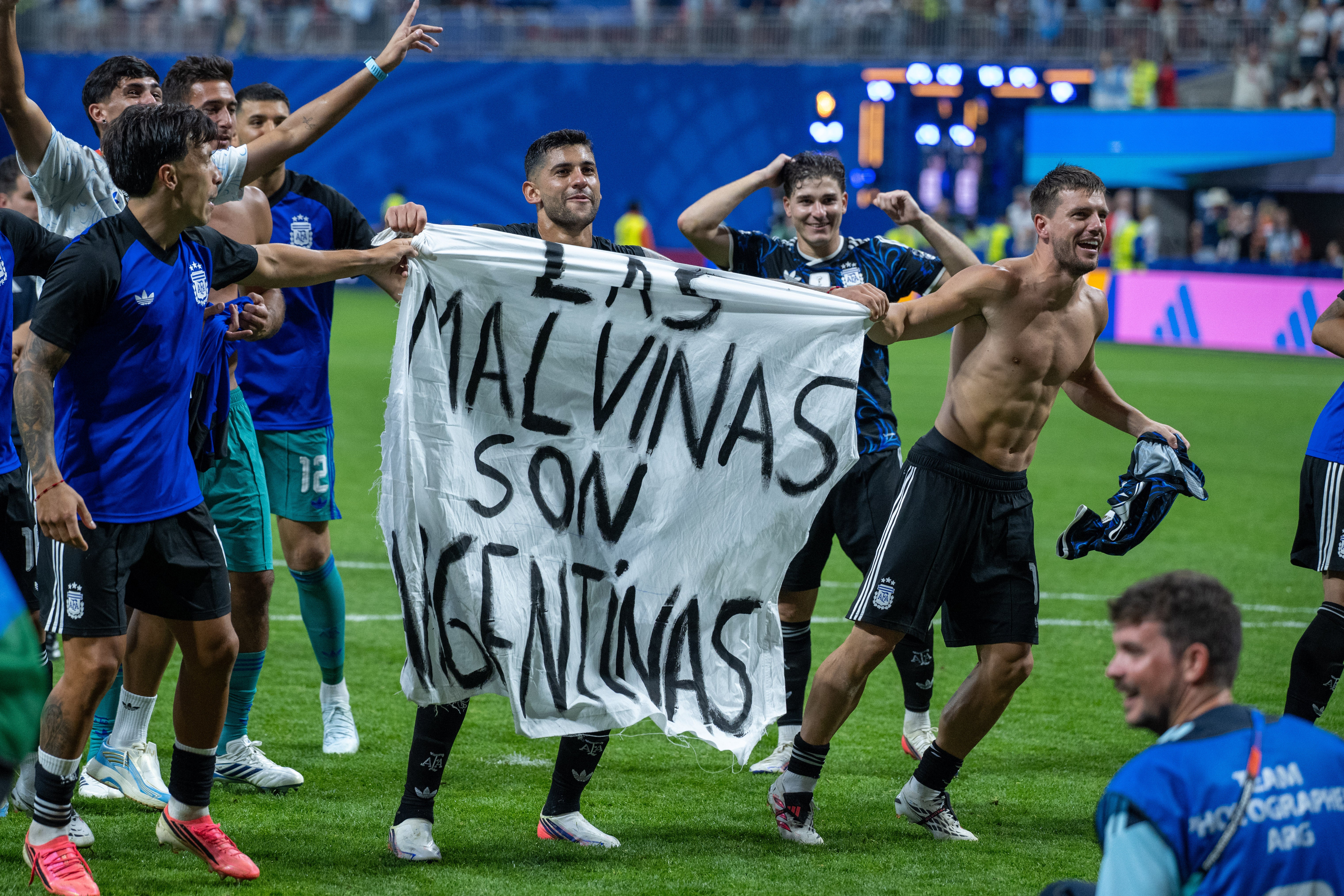 La sanción a la que se expone Lo Celso tras festejar la victoria con una polémica pancarta: "Las Malvinas son argentinas" La sanción a la que se expone Lo Celso tras festejar la victoria con una polémica pancarta: "Las Malvinas son argentinas"