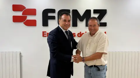 El sector del metal gana peso en Aragón con proyección de futuro El presidente de FEMZ, Benito Tesier, junto a uno de los autores del estudio, Luis Lanaspa