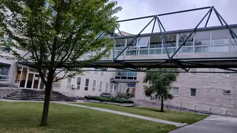 Clausurado de forma preventiva el uso del paso peatonal elevado del complejo judicial de Salesas por seguridad Clausurado de forma preventiva el uso del paso peatonal elevado del complejo judicial de Salesas por seguridad