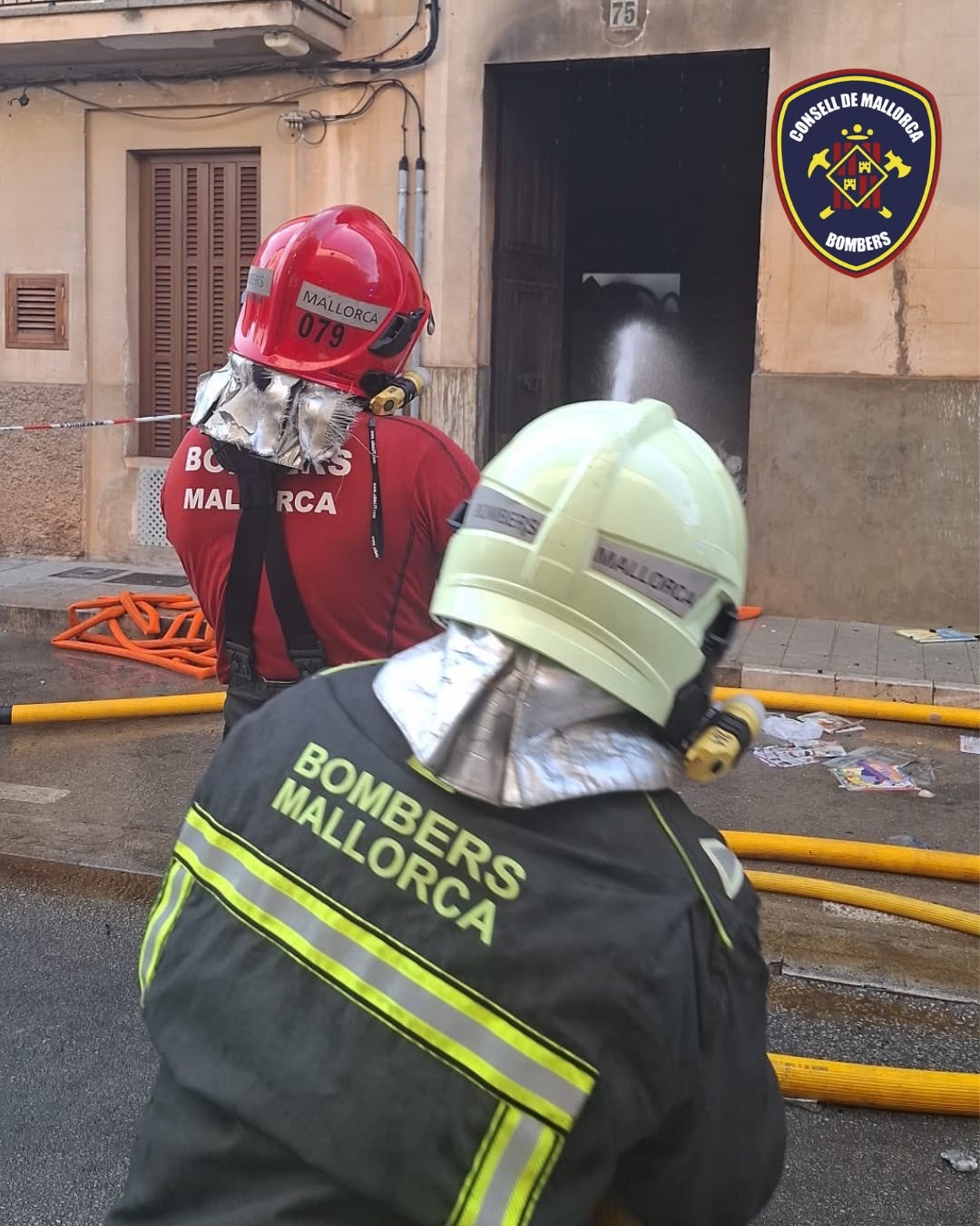 Se derrumba el techo de la vivienda en la que se originó el incendio de Llucmajor, que sigue activo Se derrumba el techo de la vivienda en la que se originó el incendio de Llucmajor, que sigue activo
