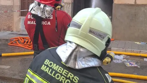 Varios efectivos de Bomberos de Mallorca, actuando frente al incendio de una casa en Llucmajor. Varios efectivos de Bomberos de Mallorca, actuando frente al incendio de una casa en Llucmajor.