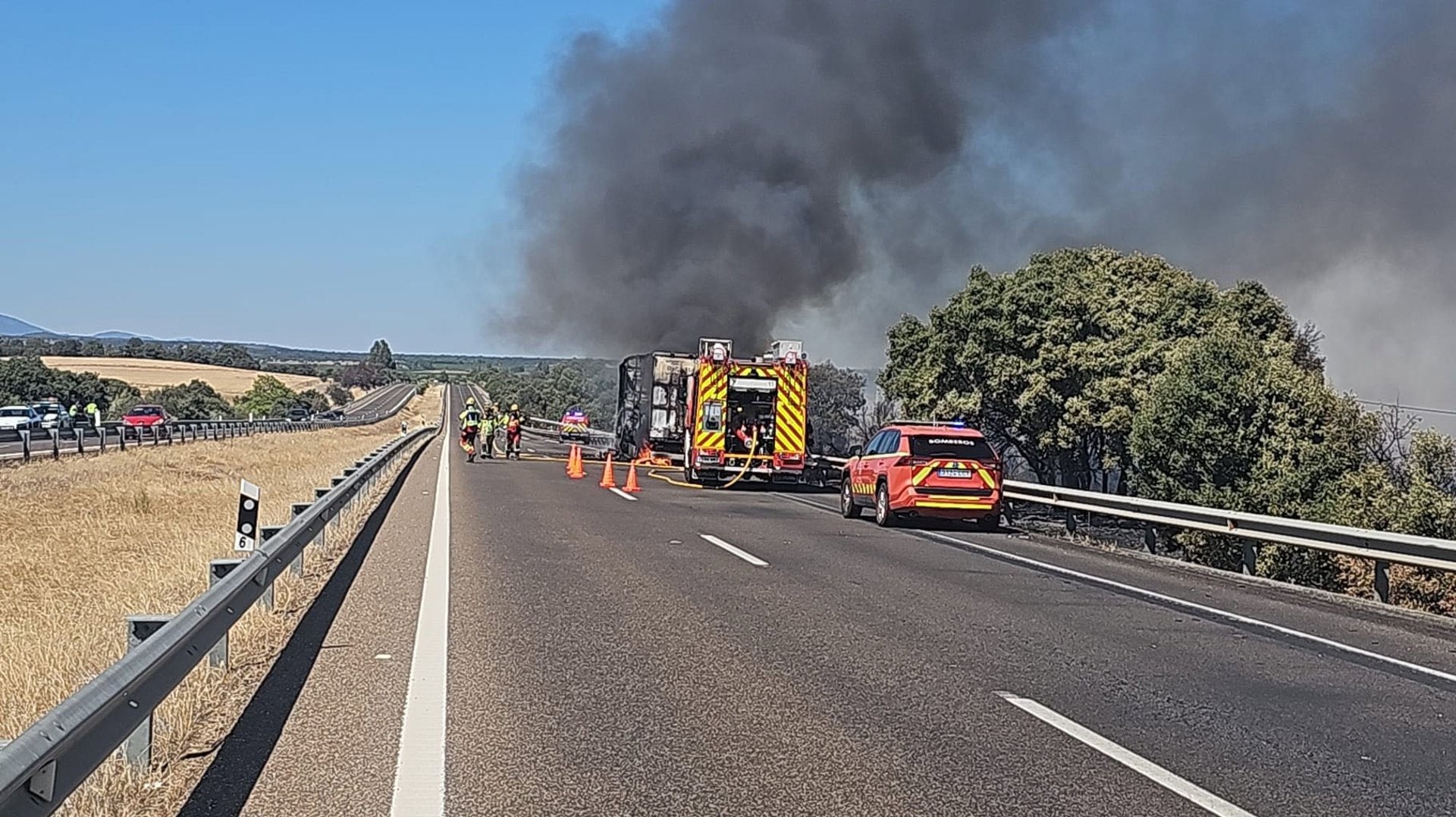 Un camión articulado sale ardiendo al chocar con un turismo parado en el arcén de la A-5 a la altura de Torrefresneda Un camión articulado sale ardiendo al chocar con un turismo parado en el arcén de la A-5 a la altura de Torrefresneda