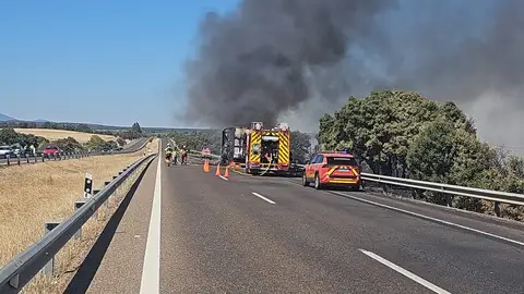 Un camión articulado sale ardiendo al chocar con un turismo parado en el arcén de la A-5 a la altura de Torrefresneda Un camión articulado sale ardiendo al chocar con un turismo parado en el arcén de la A-5 a la altura de Torrefresneda