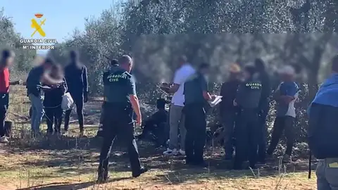 Desmantelada red de explotación laboral que hacinaba a extranjeros en una nave y les cobraba hospedaje Desmantelada red de explotación laboral que hacinaba a extranjeros en una nave y les cobraba hospedaje