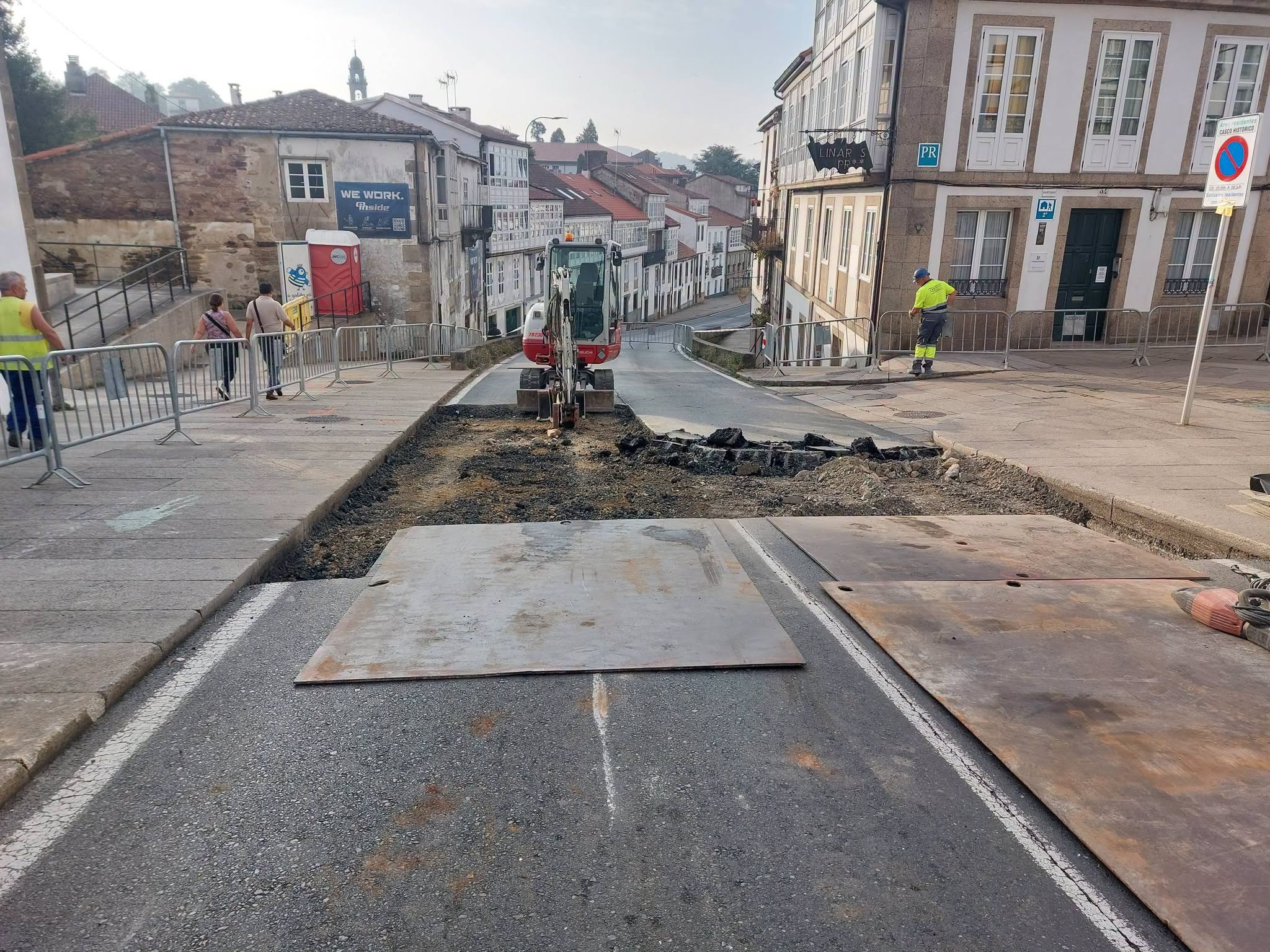 El concello de Santiago inicia las obras para mejorar la seguridad en la Rúa das Rodas con una plataforma peatonal El concello de Santiago inicia las obras para mejorar la seguridad en la Rúa das Rodas con una plataforma peatonal