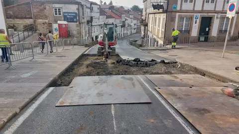 El concello de Santiago inicia las obras para mejorar la seguridad en la Rúa das Rodas con una plataforma peatonal El concello de Santiago inicia las obras para mejorar la seguridad en la Rúa das Rodas con una plataforma peatonal