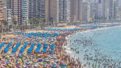 La Marina Baixa, en alerta roja por riesgo extremo de incendios forestales mientras el interior roza los 40 grados La Marina Baixa, en alerta roja por riesgo extremo de incendios forestales mientras el interior roza los 40 grados