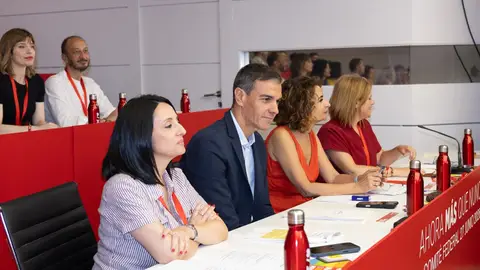 El presidente del Gobierno Pedro Sánchez, la vicesecretaria general, María Jesús Montero (2d), la secretaria de organización, Rebeca Torró Soler (i), y la secretaria de Igualdad, Pilar Bernabé García (d) durante la reunión del Comité Federal del PSOE, en Ferraz El presidente del Gobierno Pedro Sánchez, la vicesecretaria general, María Jesús Montero (2d), la secretaria de organización, Rebeca Torró Soler (i), y la secretaria de Igualdad, Pilar Bernabé García (d) durante la reunión del Comité Federal del PSOE, en Ferraz