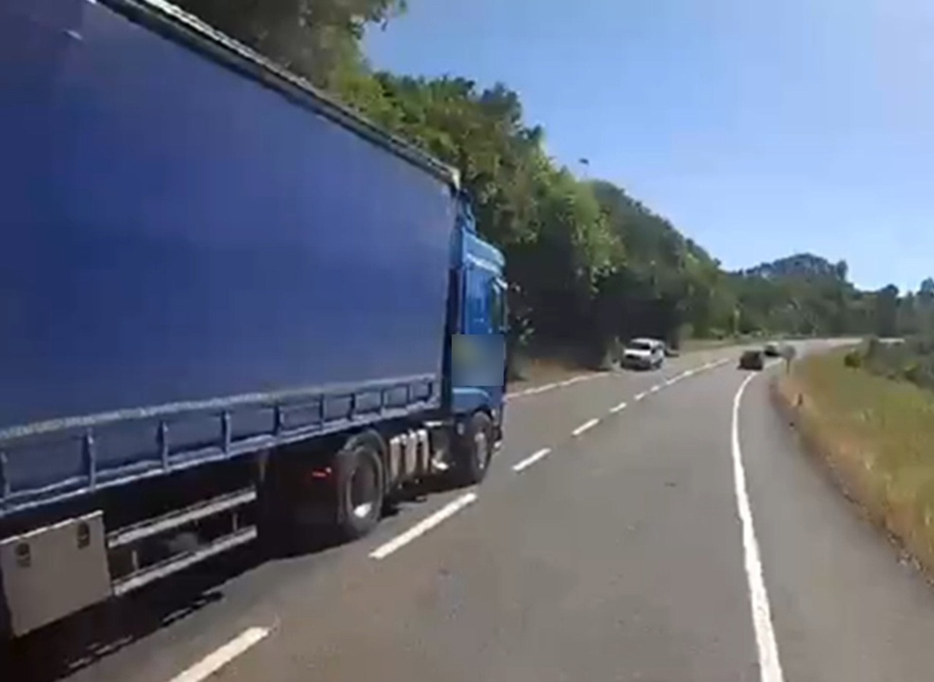 Invade con un tráiler el carril contrario y obliga a una furgoneta a retirarse al arcén en Anero Invade con un tráiler el carril contrario y obliga a una furgoneta a retirarse al arcén en Anero