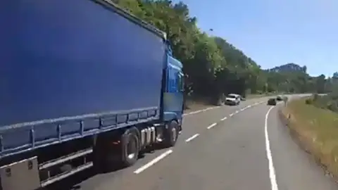 Invade con un tráiler el carril contrario y obliga a una furgoneta a retirarse al arcén en Anero Invade con un tráiler el carril contrario y obliga a una furgoneta a retirarse al arcén en Anero
