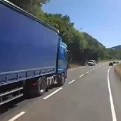 Invade con un tráiler el carril contrario y obliga a una furgoneta a retirarse al arcén en Anero Invade con un tráiler el carril contrario y obliga a una furgoneta a retirarse al arcén en Anero