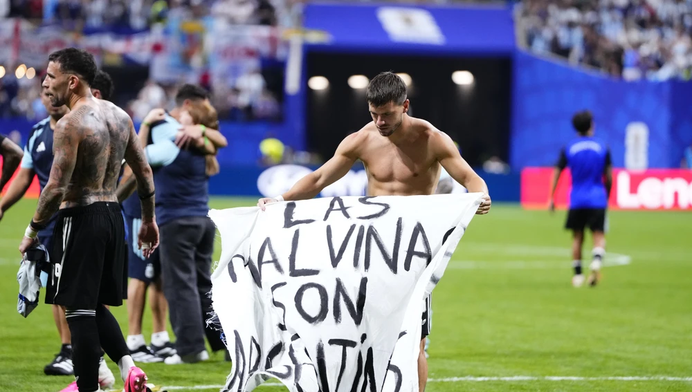 Lo Celso celebra con la pancarta de Las Malvinas Lo Celso celebra con la pancarta de Las Malvinas