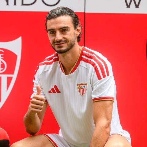 Juan Iglesias posa en su presentación como jugador del Sevilla FC.