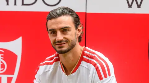 Juan Iglesias posa en su presentación como jugador del Sevilla FC. Juan Iglesias posa en su presentación como jugador del Sevilla FC.