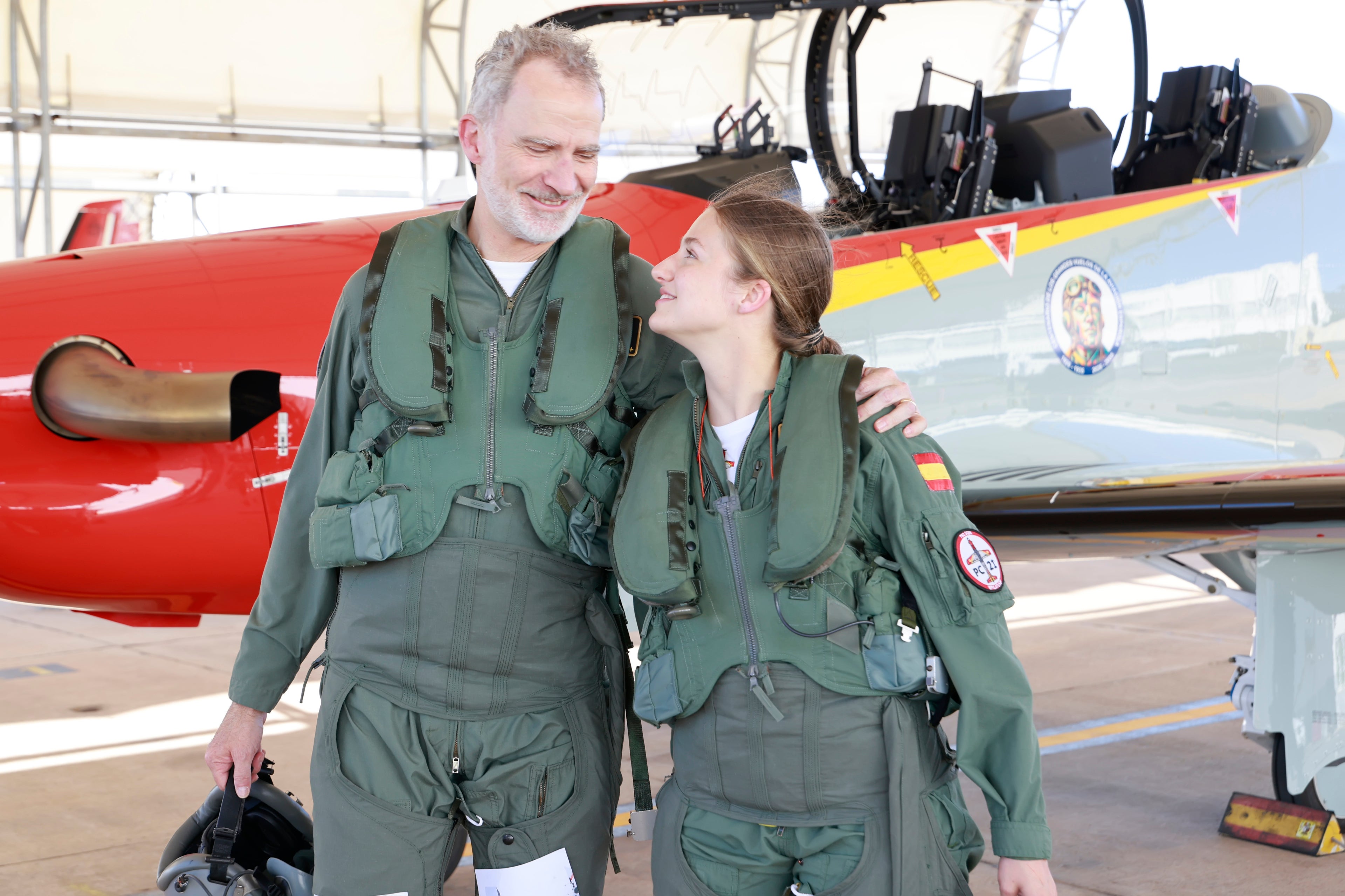 Imagen de archivo. Felipe VI y la Princesa Leonor realizan un vuelo de instrucción en la Academia General del Aire (AGA), en San Javier, Murcia Imagen de archivo. Felipe VI y la Princesa Leonor realizan un vuelo de instrucción en la Academia General del Aire (AGA), en San Javier, Murcia