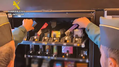 La Guardia Civil sanciona la venta de vapers a menores y detecta máquinas sin control de edad en varios municipios de la comarca La Guardia Civil sanciona la venta de vapers a menores y detecta máquinas sin control de edad en varios municipios de la comarca