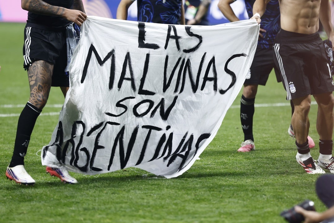Polémica en la celebración de Argentina: los jugadores esquivan el estricto veto de la FIFA al sacar la pancarta de las Malvinas Polémica en la celebración de Argentina: los jugadores esquivan el estricto veto de la FIFA al sacar la pancarta de las Malvinas