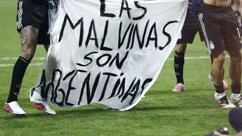 Jugadores de Argentina sostienen una pancarta mientras celebran su victoria ante Inglaterra Jugadores de Argentina sostienen una pancarta mientras celebran su victoria ante Inglaterra/ EFE