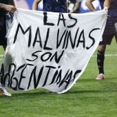 Jugadores de Argentina sostienen una pancarta mientras celebran su victoria ante Inglaterra/ EFE