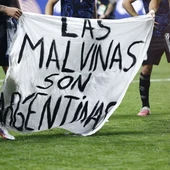 Jugadores de Argentina sostienen una pancarta mientras celebran su victoria ante Inglaterra/ EFE Jugadores de Argentina sostienen una pancarta mientras celebran su victoria ante Inglaterra/ EFE