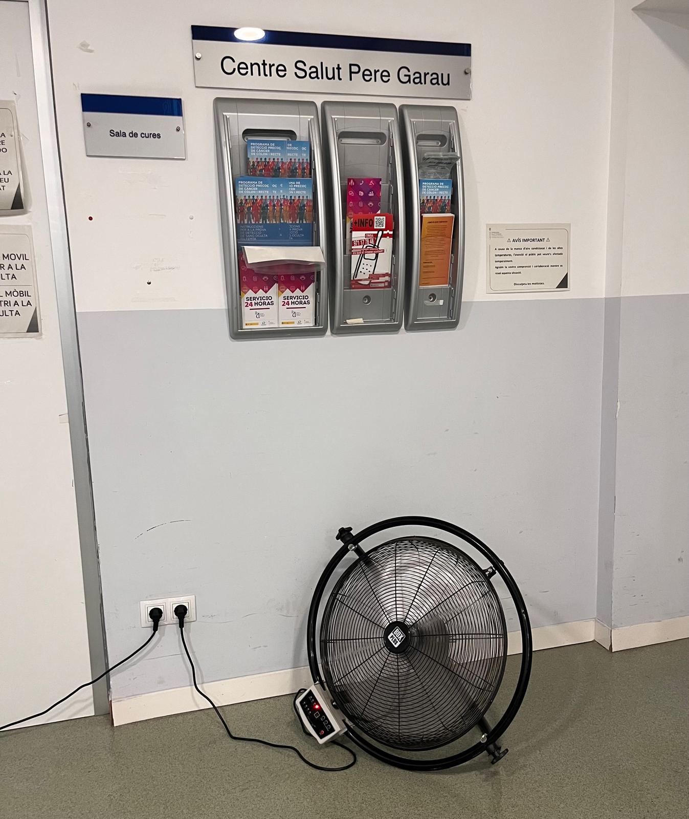 El centro de salud de Pere Garau lleva dos semanas sin aire acondicionado y con ventiladores ante temperaturas de hasta 30 grados en su interior El centro de salud de Pere Garau lleva dos semanas sin aire acondicionado y con ventiladores ante temperaturas de hasta 30 grados en su interior