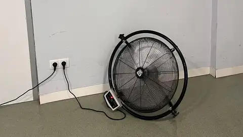 El centro de salud de Pere Garau lleva dos semanas sin aire acondicionado y con ventiladores ante temperaturas de hasta 30 grados en su interior El centro de salud de Pere Garau lleva dos semanas sin aire acondicionado y con ventiladores ante temperaturas de hasta 30 grados en su interior