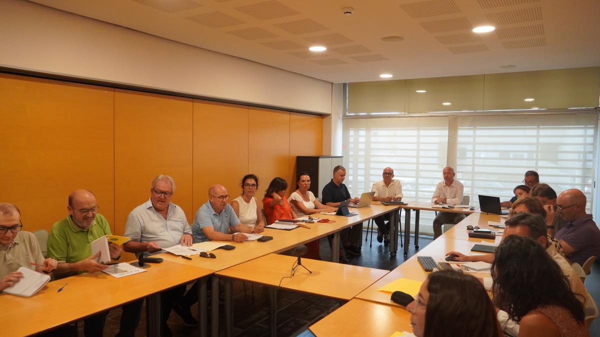 El Consell propone reducir la presión del agua, limitar las duchas en playas y reutilizar más agua para afrontar la escasez hídrica El Consell propone reducir la presión del agua, limitar las duchas en playas y reutilizar más agua para afrontar la escasez hídrica