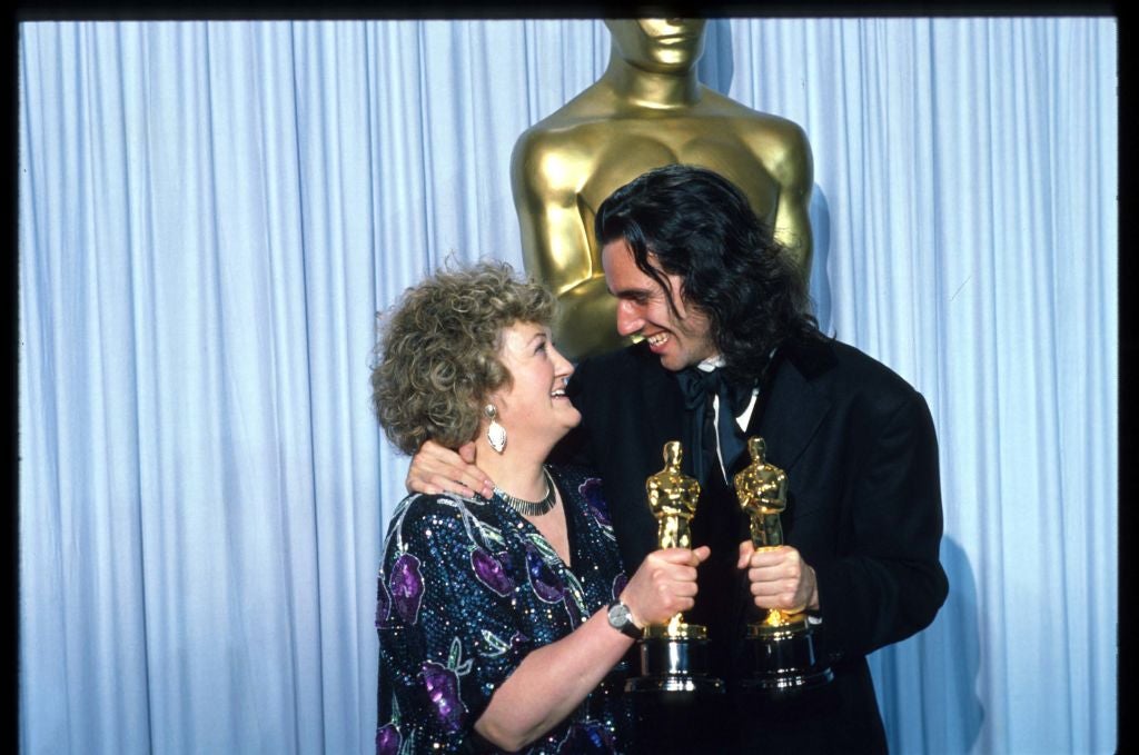 Brenda Fricker y Daniel Day-Lewis se abrazan entre bastidores durante la 62.ª ceremonia de los premios Óscar, el 26 de marzo de 1990, en Los Ángeles, California. Ambos recibieron el Óscar al mejor actor y a la mejor actriz de reparto, respectivamente. Brenda Fricker y Daniel Day-Lewis se abrazan entre bastidores durante la 62.ª ceremonia de los premios Óscar, el 26 de marzo de 1990, en Los Ángeles, California. Ambos recibieron el Óscar al mejor actor y a la mejor actriz de reparto, respectivamente.