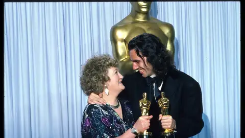 Brenda Fricker y Daniel Day-Lewis se abrazan entre bastidores durante la 62.ª ceremonia de los premios Óscar, el 26 de marzo de 1990, en Los Ángeles, California. Ambos recibieron el Óscar al mejor actor y a la mejor actriz de reparto, respectivamente. Brenda Fricker y Daniel Day-Lewis se abrazan entre bastidores durante la 62.ª ceremonia de los premios Óscar, el 26 de marzo de 1990, en Los Ángeles, California. Ambos recibieron el Óscar al mejor actor y a la mejor actriz de reparto, respectivamente.