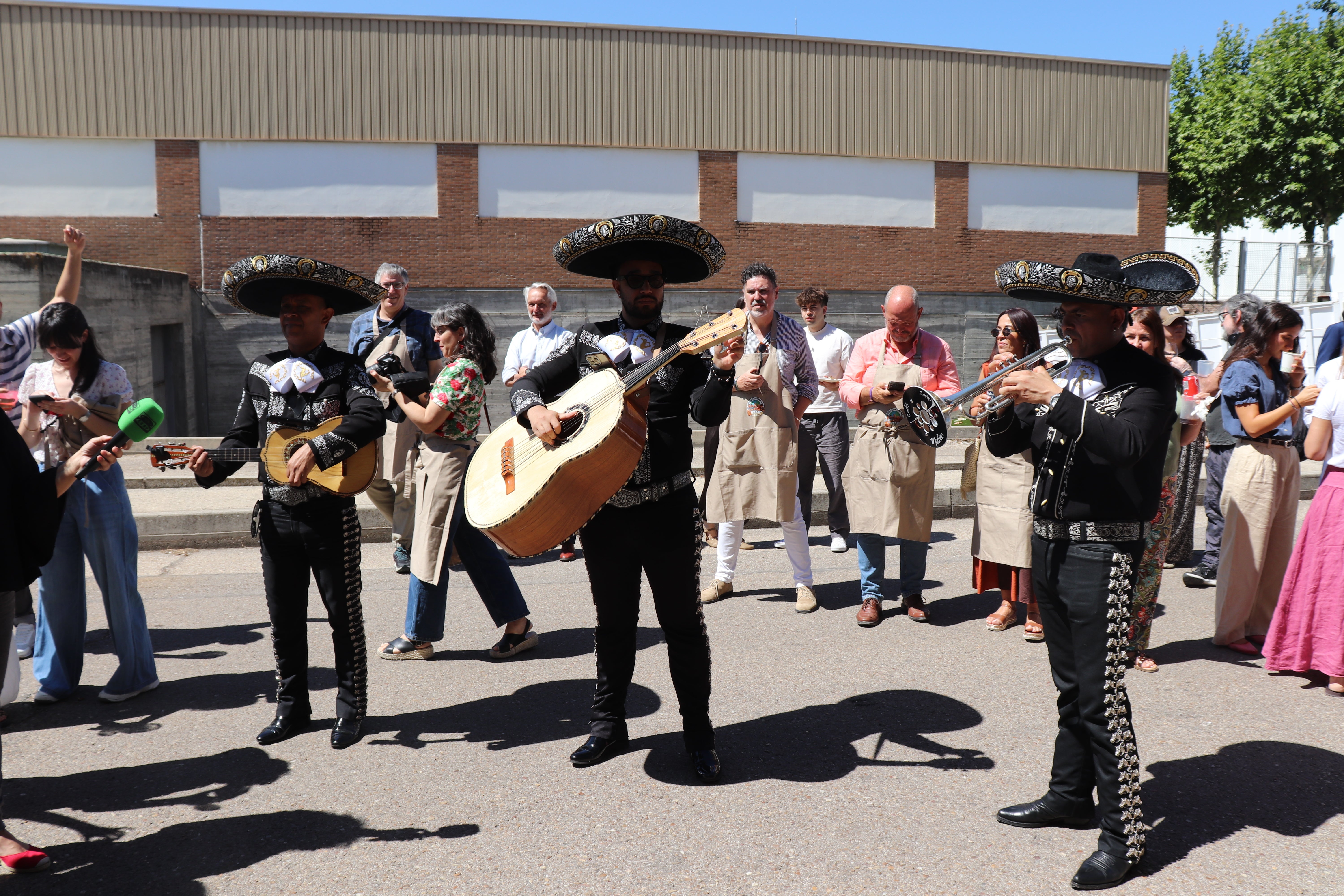 Una banda de mariachis pone la guinda a apoteósica fiesta barbacoa de Alsina: "Porque sigo siendo el rey" episode artwork