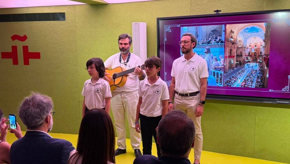 Intérpretes miembros de la Capella y la Escolanía de Elche. 