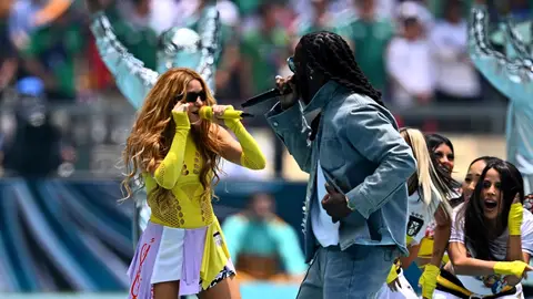Shakira y Burna Boy durante el show de apertura de la Copa Mundial de la FIFA 2026 Shakira y Burna Boy durante el show de apertura de la Copa Mundial de la FIFA 2026