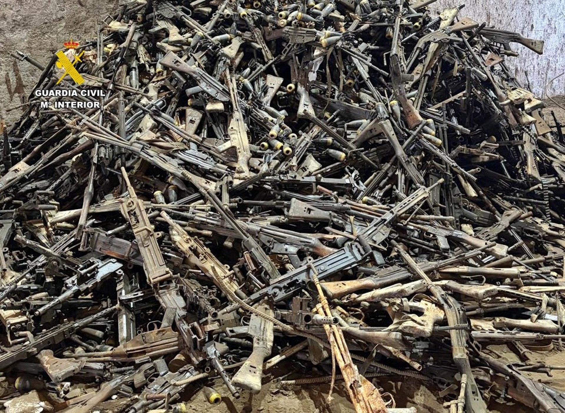 La Guardia Civil destruye 3.200 armas y 11.000 granadas de mortero almacenadas en dos naves de Quintana de la Serena La Guardia Civil destruye 3.200 armas y 11.000 granadas de mortero almacenadas en dos naves de Quintana de la Serena