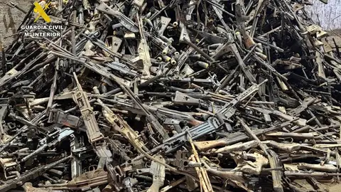 La Guardia Civil destruye 3.200 armas y 11.000 granadas de mortero almacenadas en dos naves de Quintana de la Serena La Guardia Civil destruye 3.200 armas y 11.000 granadas de mortero almacenadas en dos naves de Quintana de la Serena