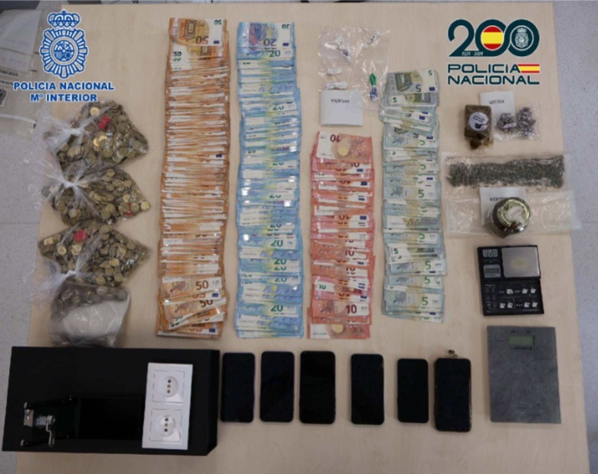 La redada antidroga con cinco detenidos de un clan en San Ignacio de Loyola en Santiago incautó 40.000 euros, cocaína y marihuana La redada antidroga con cinco detenidos de un clan en San Ignacio de Loyola en Santiago incautó 40.000 euros, cocaína y marihuana