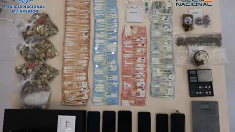 La redada antidroga con cinco detenidos de un clan en San Ignacio de Loyola en Santiago incautó 40.000 euros, cocaína y marihuana La redada antidroga con cinco detenidos de un clan en San Ignacio de Loyola en Santiago incautó 40.000 euros, cocaína y marihuana