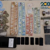 La redada antidroga con cinco detenidos de un clan en San Ignacio de Loyola en Santiago incautó 40.000 euros, cocaína y marihuana La redada antidroga con cinco detenidos de un clan en San Ignacio de Loyola en Santiago incautó 40.000 euros, cocaína y marihuana