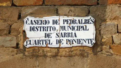 Placa a l'entrada del Monestir de Pedralbes Placa a l'entrada del Monestir de Pedralbes