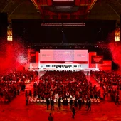 Més de 2.000 estudiants de 95 nacionalitats es graduen a l’EAE Business School Barcelona al Palau Sant Jordi Més de 2.000 estudiants de 95 nacionalitats es graduen a l’EAE Business School Barcelona al Palau Sant Jordi