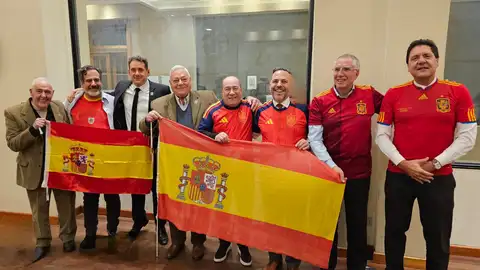 Presidente y miembros Centro Riojano Español en Buenos Aires El presidente del Centro Riojano Español en Buenos Aires, Pedro Luis Valenciaga, junto a otros españoles en la embajada española en la capital argentina