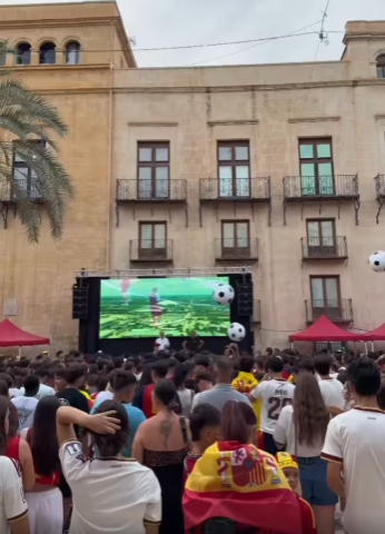 Las pantallas gigantes para la final del Mundial del fútbol entre España y Argentina colonizan los municipios del Vinalopó Las pantallas gigantes para la final del Mundial del fútbol entre España y Argentina colonizan los municipios del Vinalopó
