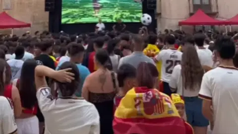 Pantalla gigante instalada en la plaza de Baix de Elche para ver el partido España-Francia del Mundial de fútbol de 2026. Pantalla gigante instalada en la plaza de Baix de Elche para ver el partido España-Francia del Mundial de fútbol de 2026.