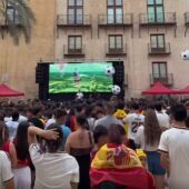Pantalla gigante instalada en la plaza de Baix de Elche para ver el partido España-Francia del Mundial de fútbol de 2026.