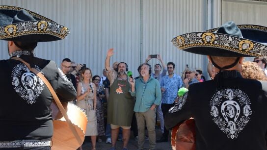 Una banda de mariachis pone la guinda a la apote&oacute;sica fiesta barbacoa de Alsina.