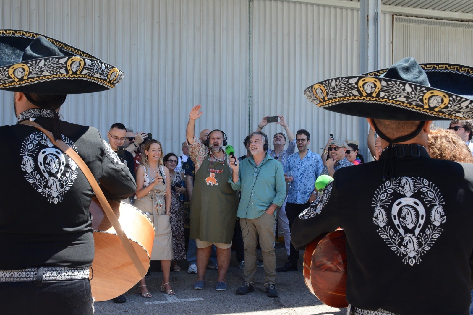 Una banda de mariachis pone la guinda a la apoteósica fiesta barbacoa de Alsina: "Porque sigo siendo el rey" Una banda de mariachis pone la guinda a la apoteósica fiesta barbacoa de Alsina: "Porque sigo siendo el rey"