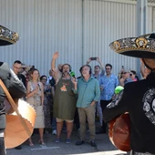 Una banda de mariachis pone la guinda a la apoteósica fiesta barbacoa de Alsina. Una banda de mariachis pone la guinda a la apoteósica fiesta barbacoa de Alsina.