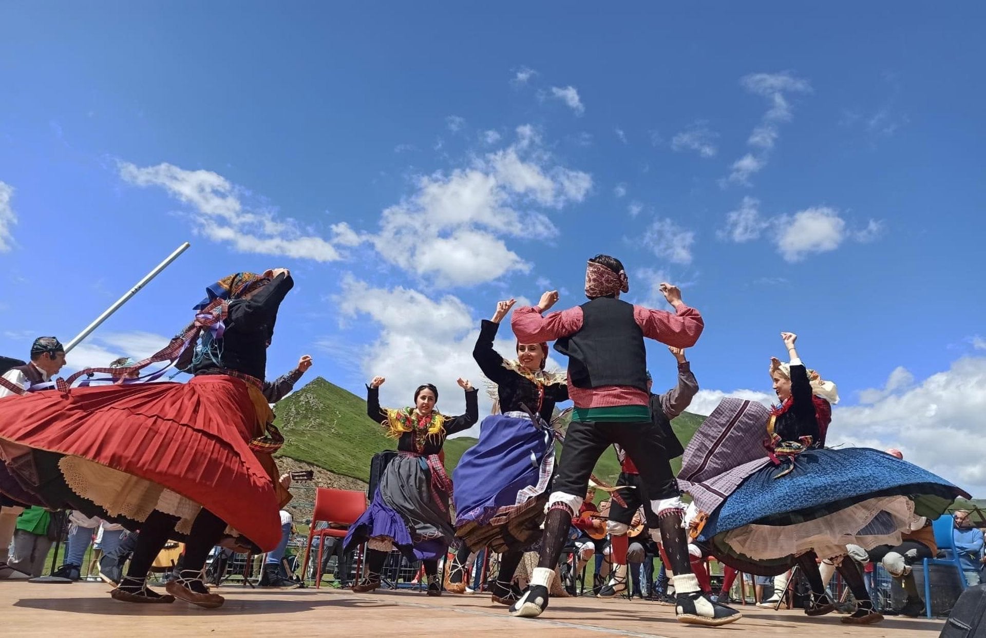 El Festival de Folklore de Extremadura continúa este viernes con las actuaciones de grupos de Huesca, Rumanía y Talavera El Festival de Folklore de Extremadura continúa este viernes con las actuaciones de grupos de Huesca, Rumanía y Talavera