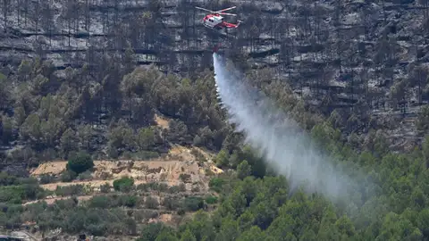 Un helicóptero de lucha contra incendios en una foto de archivo. Un helicóptero de lucha contra incendios en una foto de archivo.