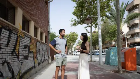 Jorge Gómez y Esther Díez junto a la localización donde deberían ejecutarse las obras del nuevo centro social del Altet. Jorge Gómez y Esther Díez junto a la localización donde deberían ejecutarse las obras del nuevo centro social del Altet.
